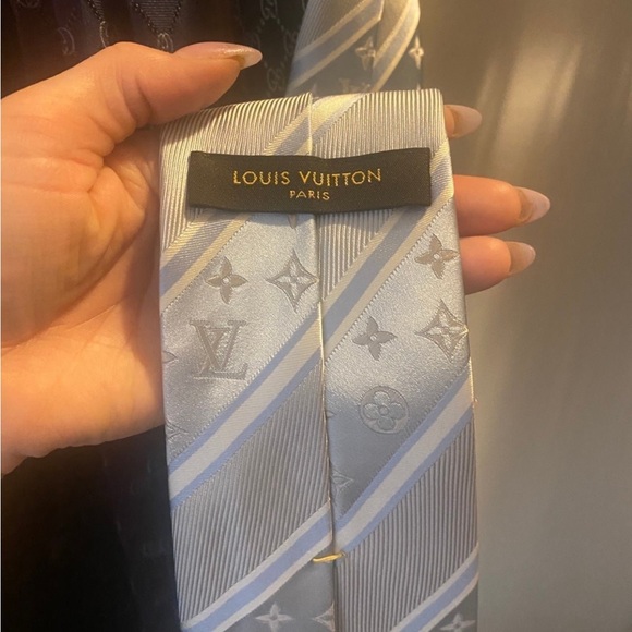 100% Authentic Louis Vuitton light blue monogram striped tie rare! - Picture 4 of 5